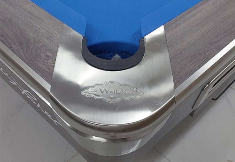 Góc bàn có khắc logo Welai