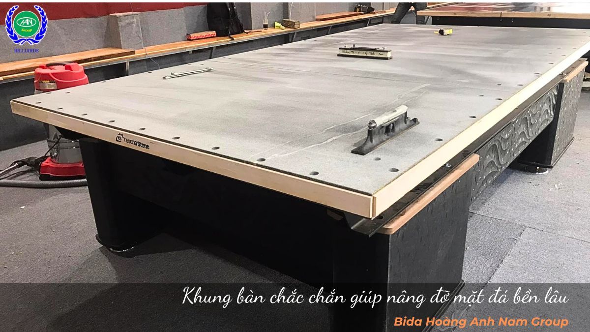 Khung bàn chắc chắn giúp nâng đỡ mặt đá bền lâu