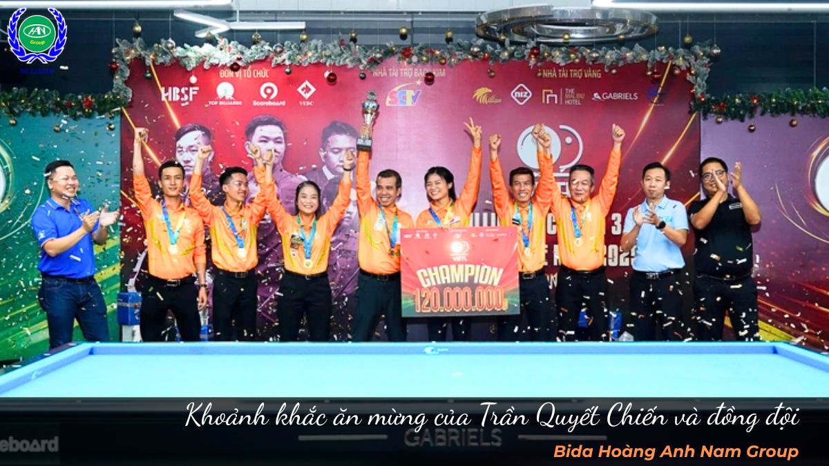 Khoảnh khắc ăn mừng của Trần Quyết Chiến và đồng đội