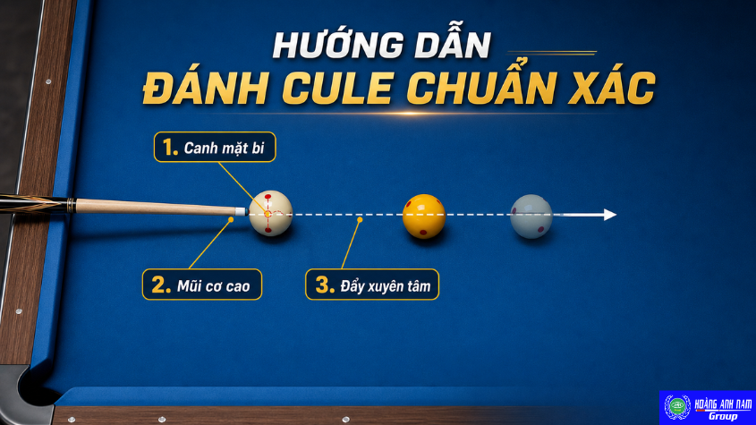 Cận cảnh người chơi đặt cơ thẳng vào bi cái trên bàn bida nỉ xanh dương để đánh cule chuẩn xác