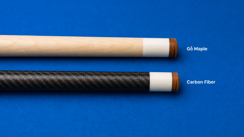 Hai ngọn cơ bida đặt song song, một bằng gỗ maple và một bằng carbon fiber