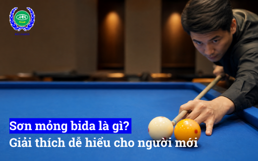 Cơ thủ thực hiện cú sơn mỏng trên bàn bida phăng nỉ xanh dương với bi chủ chạm nhẹ mép bi mục tiêu